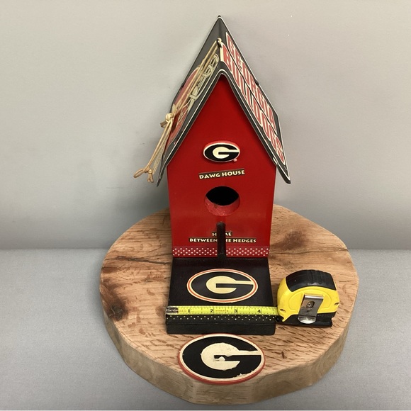 🔴 Georgia Bulldogs College Football Birdhouse / Wood Crafted with Metal Tag Roof - Picture 11 of 12